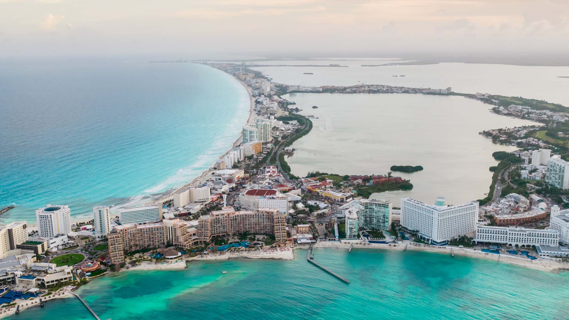El turismo médico combina procedimientos de salud o estética con el bienestar y descanso que brinda un destino como Cancún. Con el Dr. Lurduy, reconocida autoridad en cirugía plástica