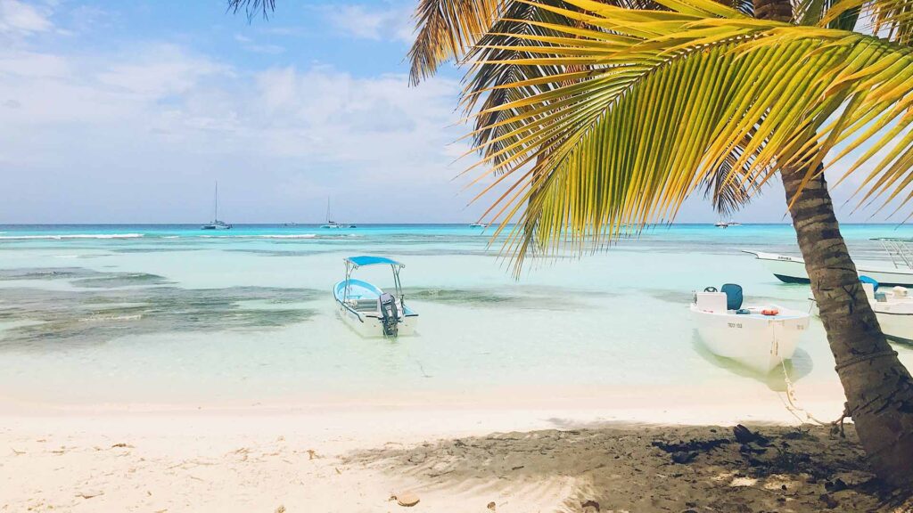 Beautiful beach in Cancun, Mexico — a top destination for plastic surgery and recovery.